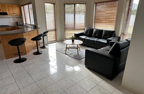 Tarneit House | Spacious 4-Bedroom Family Retreat with Pool at Tarneit