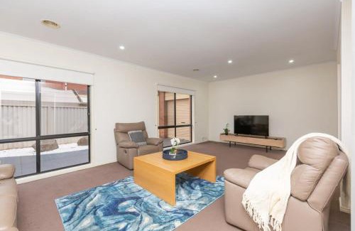 Tarneit House | Spacious 4-Bedroom Family Retreat with Pool at Tarneit