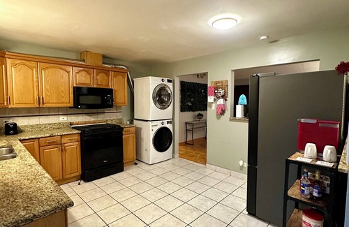 Glenview House | Spacious 4-bedroom house, Free parking, close to O'hare