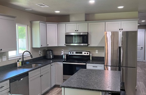 Grants Pass House | Spacious 4 bedroom 2 bath house across from the Rogue River with big fenced yard