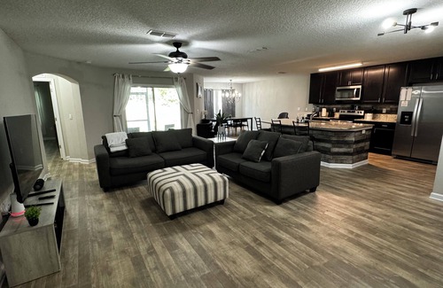 Northside House | Spacious 4BR-3 Full bath- JAX Airport- RIVERCITY - BEACHES center spot.