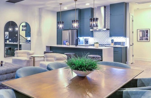 South Nashville House | Spacious 4BR Home! Skyline Views&Rooftop–12 Beds!