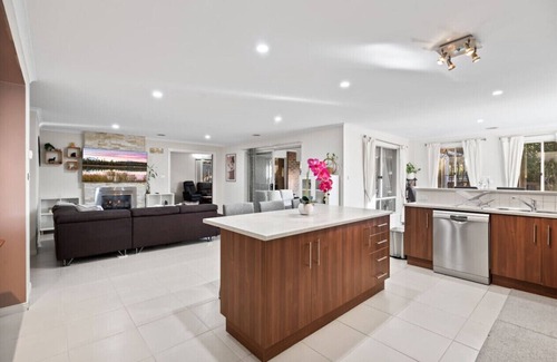 Berwick House | Spacious 4BR House with Cinema, Spa & fireplaces