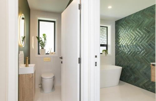 Okitu House | Spacious 5 Bed Home 2 Mins to Beach