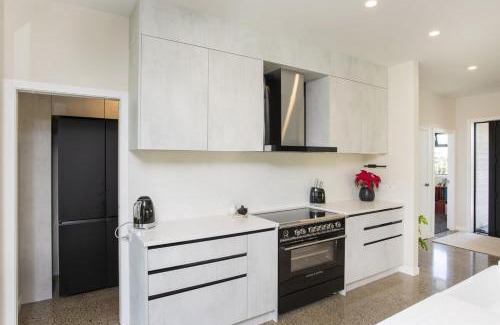 Okitu House | Spacious 5 Bed Home 2 Mins to Beach