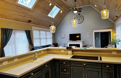 Villas House | Spacious 5 Bedroom/4 Bathroom Home, 1.5 Blocks for the Delaware Bay!