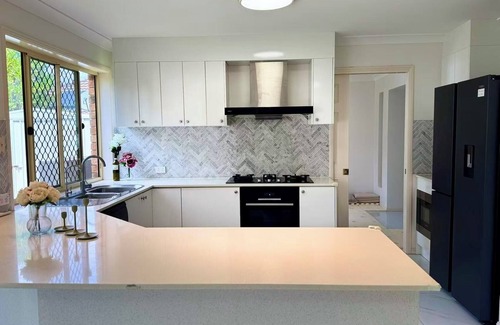 Carindale House | Spacious 5-bedroom house in lovely Carindale with AC