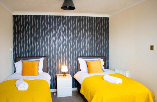 Tilbury House | Spacious 5-Bedroom Home - Sleeps 11 & Free Parking
