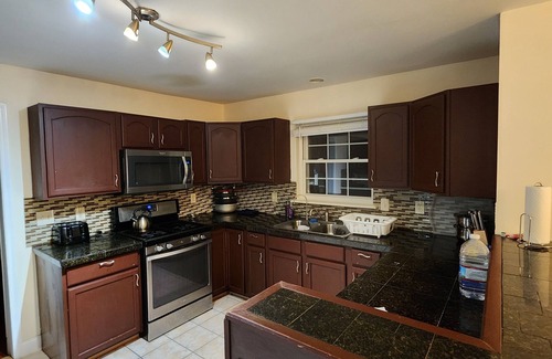 Bushkill House | Spacious 5-bedroom house enjoyable Bushkill w/AC - game room - WiFi -EV charger