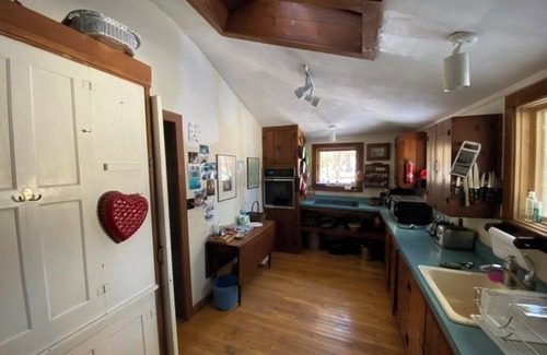 Charlotte House | Spacious 5-bedroom Lake Camp in Charlotte