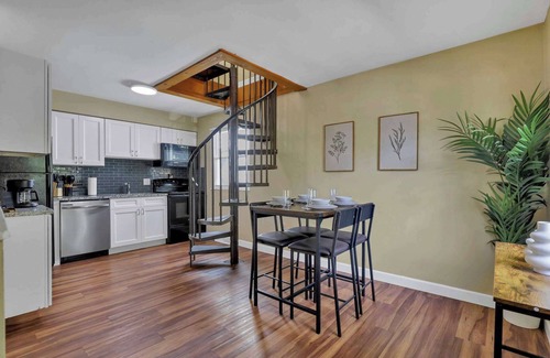 Old North Columbus House | Spacious 5-Bedroom Retreat in Central Columbus Perfect for Groups!
