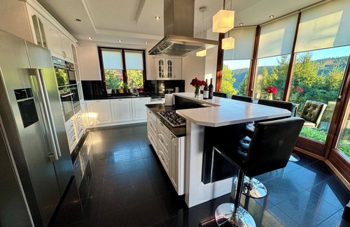 gmina Kamienica Villa | Spacious 5-bedroom villa in welcoming Szczawa with WiFi, AC