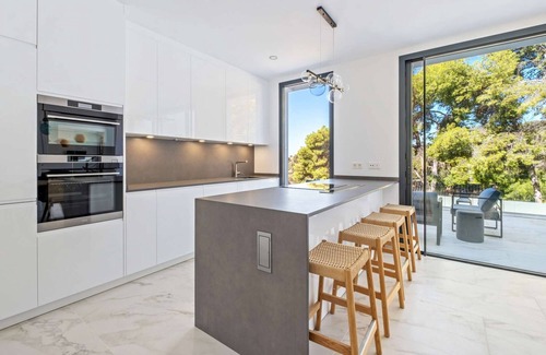 Pinares de San Anton Villa | Spacious 5 Bedrooms villa with swimming pool, views to mountain