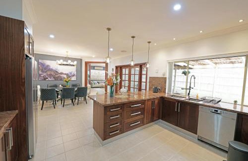 Hallam House | Spacious 5BR House in Hallam near Bunjil Place