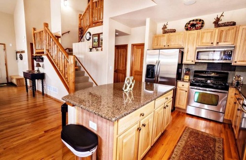Granby House | Spacious 5br on the Mountain Ski Trail Access Hot Tub & Deck