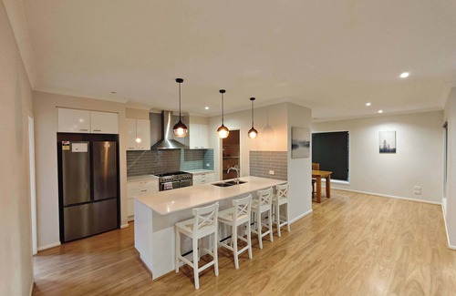 Point Cook House | Spacious 5BR Waterfront Home|Workspace|Golf|City Views