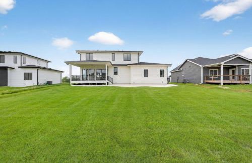 Waukee Villa | Spacious 6 bed 5 Bath Home, Close to Theatre and Restaurants