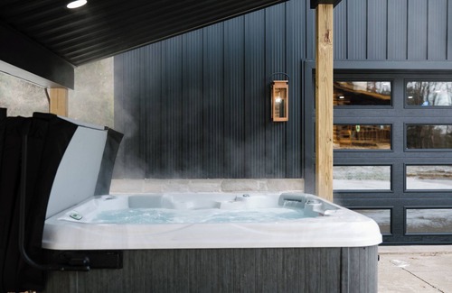 New Philadelphia Cabin | Spacious 6-bedroom cabin & sports bar in Amish country. Close to Breitenbach.