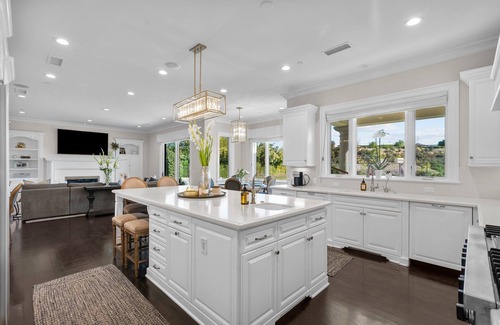 Thousand Oaks House | Spacious 6-bedroom Private Gated Home with WiFi and AC in amazing Thousand Oaks