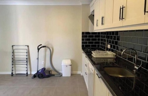 Gaziosmanpasa Apartment | Spacious 6-bedroom apartment in serene Istanbul with AC