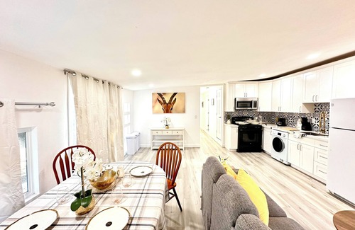 Sunnyvale House | Spacious 6-bedroom house in Sunnyvale with WiFi access