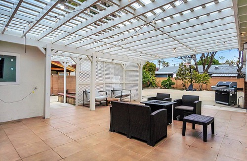 Southwest Anaheim House | Spacious 6-bedroom house in enchanting Anaheim with AC, WiFi