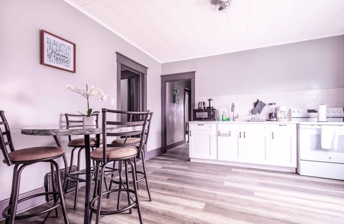 Downtown Niagara Falls House | Spacious 6BR 2Bath Close the Falls