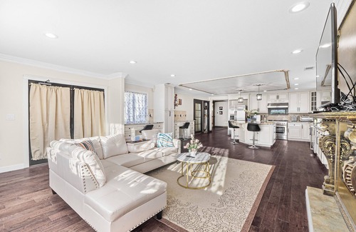 San Jose House | Spacious 7-bedroom house in delightful San Jose with WiFi, AC