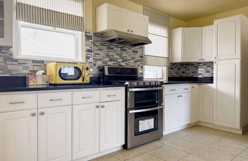 Upper Darby House | Spacious 7-BR Family Retreat in Upper Darby