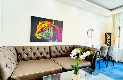 Meidling Apartment | Spacious 7BR Apartment – Prime Location