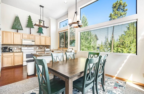 Three Peaks House | Spacious and Inviting Mountain-View Retreat with On-Site Golf and Skiing