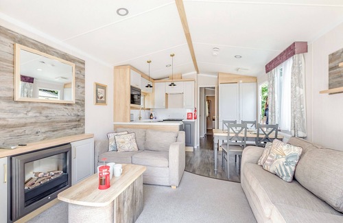 Axminster House | Spacious and luxurious 12ft-wide caravan with one double and two twin bedrooms.
