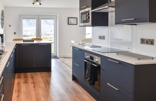 Cylch-Y-Garn House | Spacious and modern 4 bedroomed detached house with panoramic views