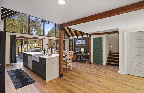 Strawberry Ski Chalet | Spacious and Modern Pet-Friendly Chalet in the Pines—perfect for large groups!