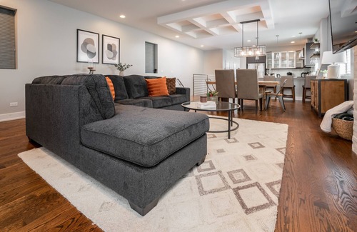 West Town House | Spacious and Sleek 4BD/2.5BA - Logan Square!