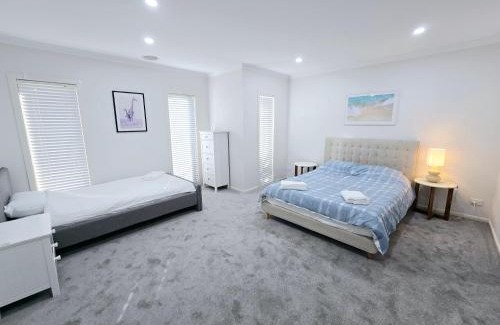 Williams Landing House | Spacious and stylish house, close to Metro, fully AC