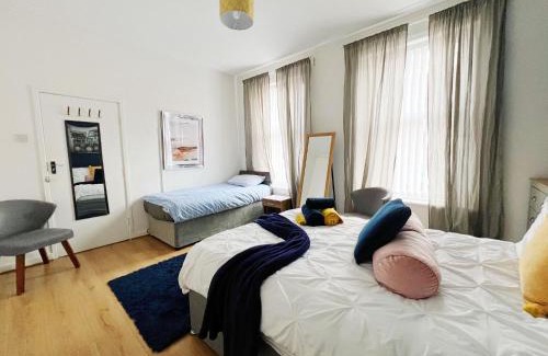 Anfield Apartment | Spacious Anfield Apartment Next to LFC With Netflix Sleeps 9 Perfect For Large Groups