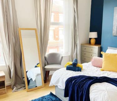 Anfield Apartment | Spacious Anfield Apartment Next to LFC With Netflix Sleeps 9 Perfect For Large Groups