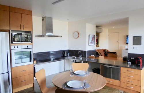 Lindisfarne Apartment | Spacious Apartment - Warm and Welcoming in Lindisfarne, 8 min from CBD
