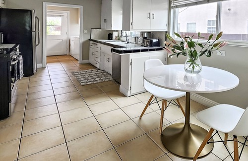 Palms Apartment | Spacious Apt. Min to Downtown Culver City & Venice Beach