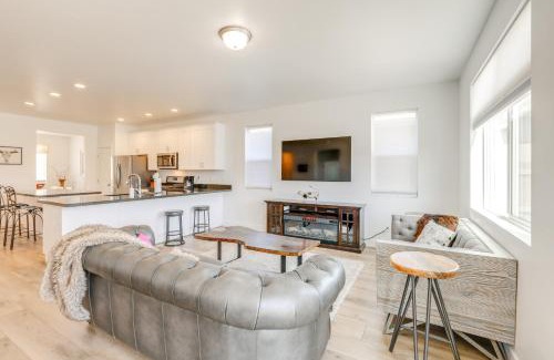 Bellemont House | Spacious Bellemont Cabin with Jacuzzi and Mtn View!