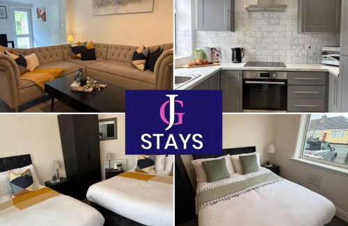 St Helens House | Spacious Bungalow in St Helens, Free Parking, 1min to Carr Mill Dam