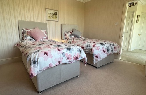 Hilperton House | Spacious bungalow with large private garden