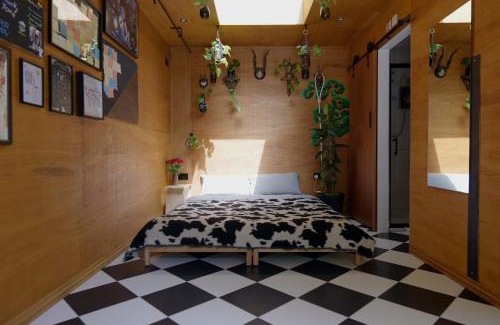 Cubitt Town Bed & Breakfast | Spacious Cabin London Canary Wharf Free Parking B&B