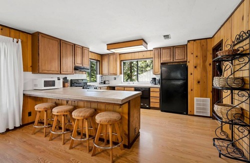 Tahoe City Cabin | Spacious Cabin Tahoe Park Access
