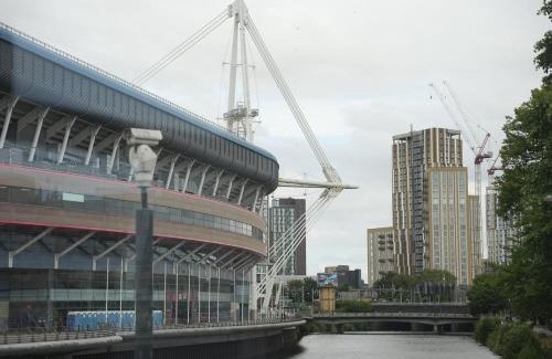 Riverside Apartment | Spacious Cardiff Apartment for Large Groups!