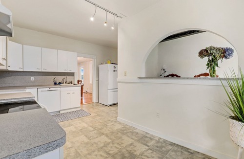 Malden Condo | Spacious Clean Apartment Commuter friendly to City.