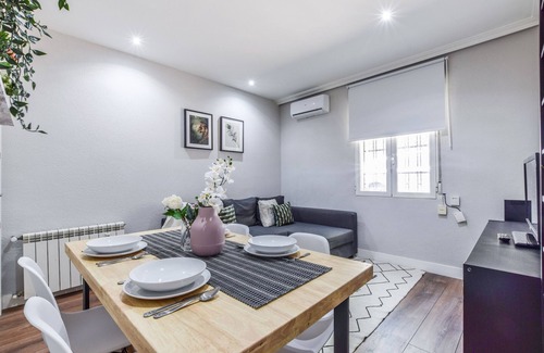 Jeronimos Apartment | Spacious Comfort in the Heart of Madrid