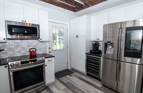 Briggs Farm House | Spacious, comfortable indoor and outdoor seating, amazing sunsets