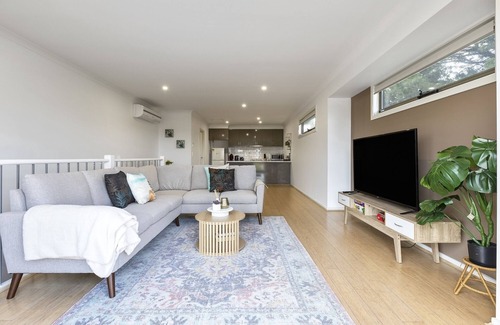 Corio House | Spacious Corio Townhouse Near Ferry & Waterfront